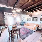 Vicolo - Sleeps 5 With Air Con, Wifi, Balcony For Dining And Pool *
