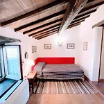 Vicolo - Sleeps 5 With Air Con, Wifi, Balcony For Dining And Pool 別荘 *