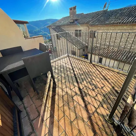 Vicolo - Sleeps 5 With Air Con, Wifi, Balcony For Dining And Pool Σπίτι διακοπών *