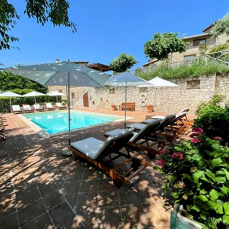 Vicolo - Sleeps 5 With Air Con, Wifi, Balcony For Dining And Pool Σπίτι διακοπών *