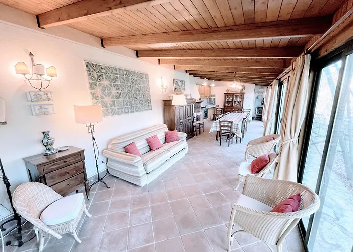 Vicolo - Sleeps 5 With Air Con, Wifi, Balcony For Dining And Pool Casa de Férias Strettura